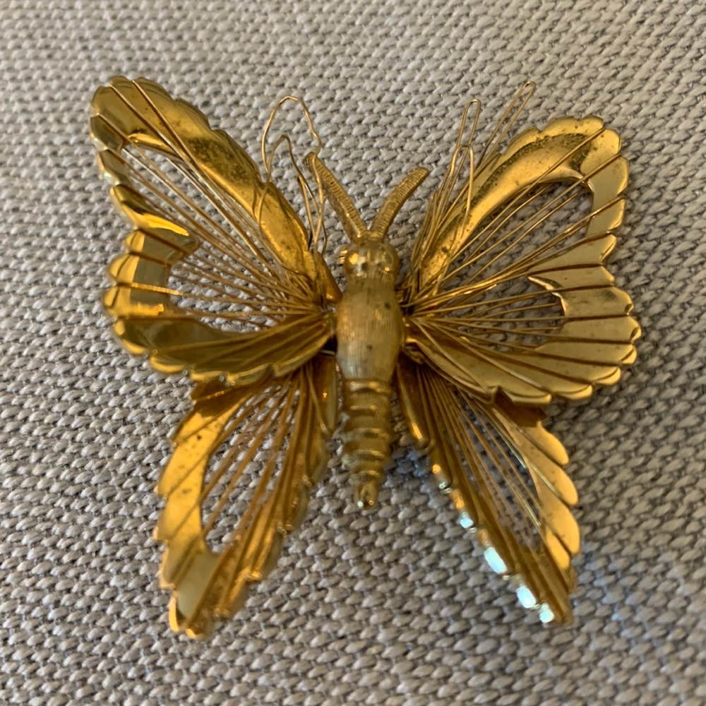 Vintage Monet gold tone butterfly brooch!